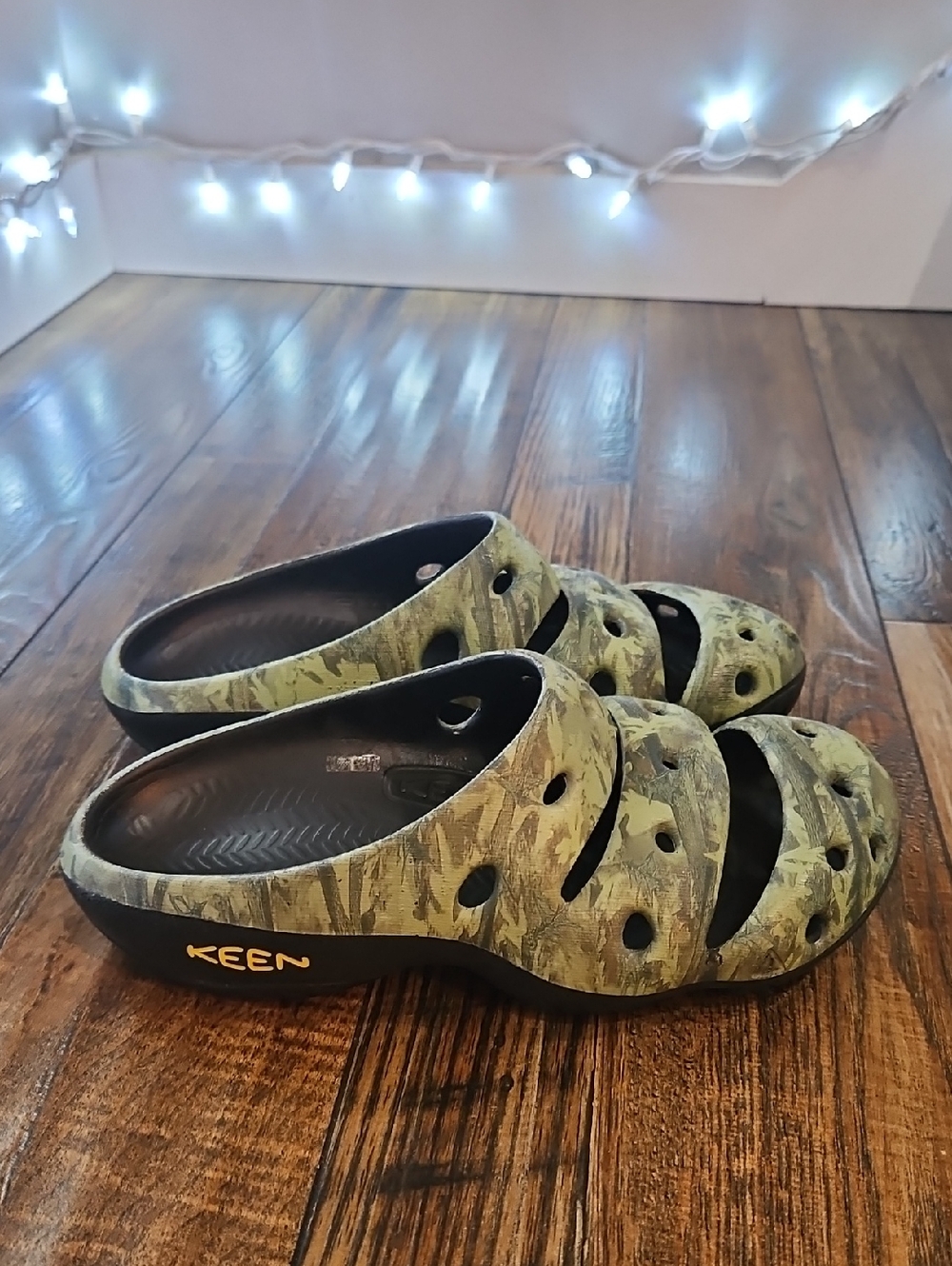 Keen Men's Slip-On Clogs in Army Green Camouflage (Sz.8)